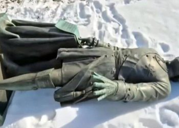 В Полтаве демонтировали памятник Петру I, на его месте появится Петлюра