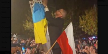 В Польше на митинге демонтировали украинский флаг с городской ратуши