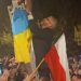 В Польше на митинге демонтировали украинский флаг с городской ратуши