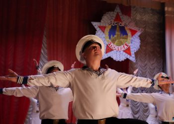 Эмоции и патриотизм: Ансамбль «Донбасс» выступает для жителей ДНР Эмоции и патриотизм: Ансамбль «Донбасс» выступает для жителей ДНР