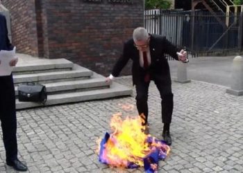 Польский политик поджёг флаг ЕС и назвал его символом оккупанта