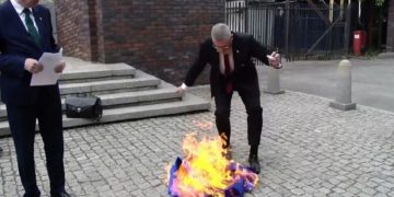 Польский политик поджёг флаг ЕС и назвал его символом оккупанта