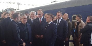 Макрон, Мерц и Стармер в Киеве: Запад пытается усилить давление на Россию