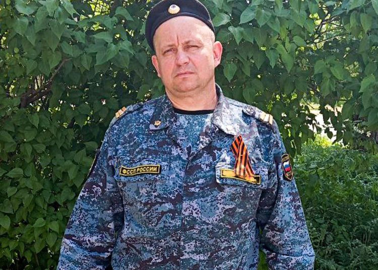 В Макеевке судебный пристав спас ребёнка из горящего дома