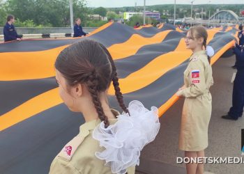 300-метровую Георгиевскую ленту развернули в ЛНР в честь Дня Республики