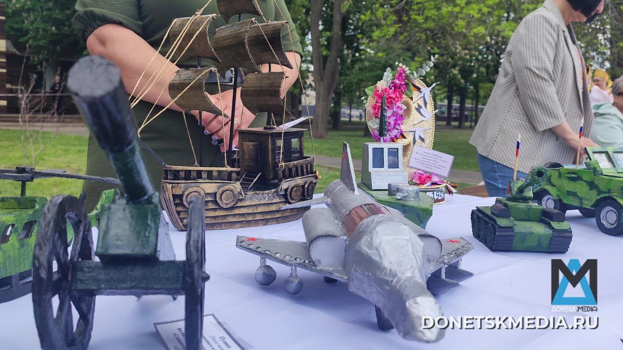 300-метровую Георгиевскую ленту развернули в ЛНР в честь Дня Республики