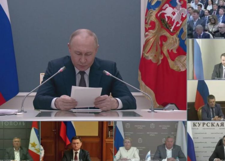 Путин: Россияне идут на СВО добровольно, а Киев насильно мобилизует граждан Путин: Россияне идут на СВО добровольно, а Киев насильно мобилизует граждан