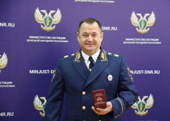 Силовики нагрянули в Росреестр ДНР: склад оружия найден у главы ведомства