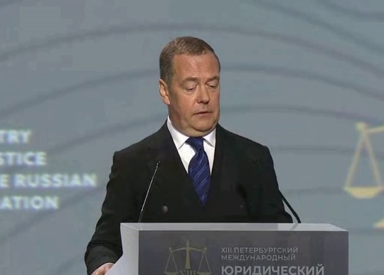 Медведев: Путь безоговорочной капитуляции Украины предпочтительнее для России