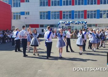 Первый «Последний звонок»: в луганской школе спустя 11 лет состоялась праздничная линейка