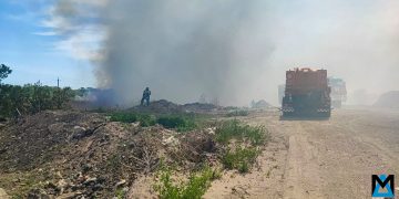 Пожар в промзоне Луганска не удаётся потушить из-за шквального ветра