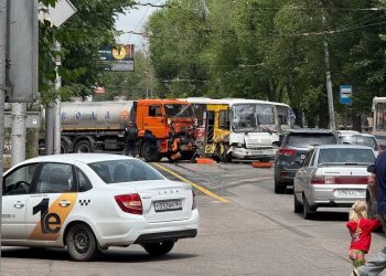 В центре Донецка пассажирский автобус столкнулся водовозом