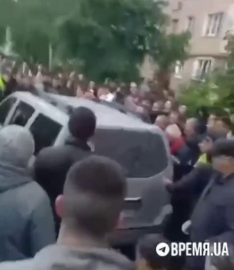 Более ста человек столкнулись с военкомами ТЦК под Хмельницком Более ста человек столкнулись с военкомами ТЦК под Хмельницком