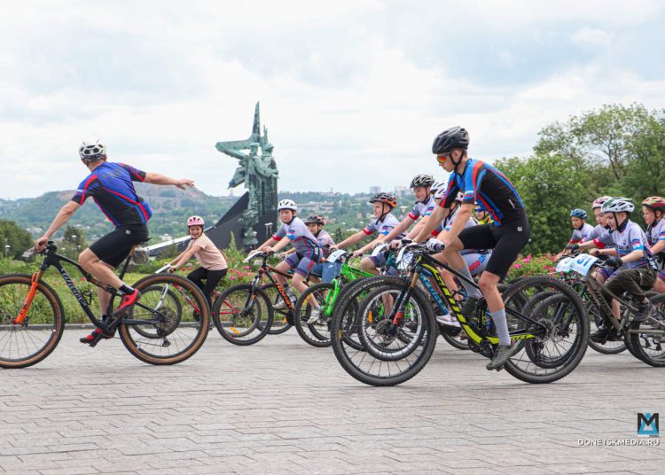 Спорт объединяет: В Донецке отметили День велосипедиста массовым велопробегом