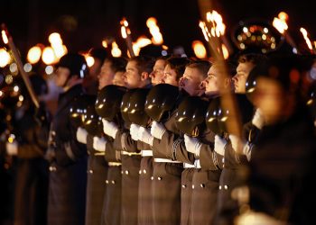 Факельное шоу прошло в Берлине: неслучайный ремейк Третьего рейха