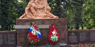 В Донецке отреставрировали братскую могилу героев ВОВ В Донецке отреставрировали братскую могилу героев ВОВ