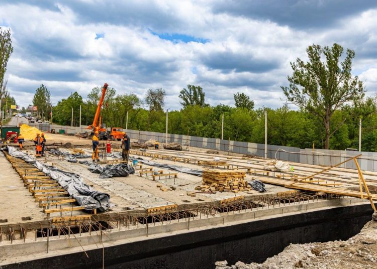 Восстановление моста через реку Грузскую вышло на финальный этап