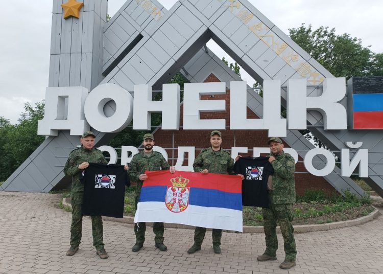Сербский флаг в окопах Донбасса: братья отправили русским бойцам сигнал – они не предадут