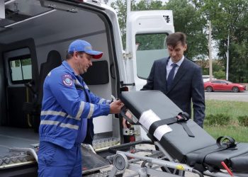 Ульяновск передал Донецку современную карету скорой помощи