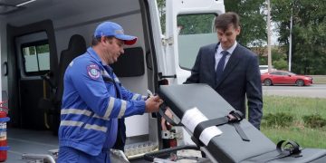 Ульяновск передал Донецку современную карету скорой помощи