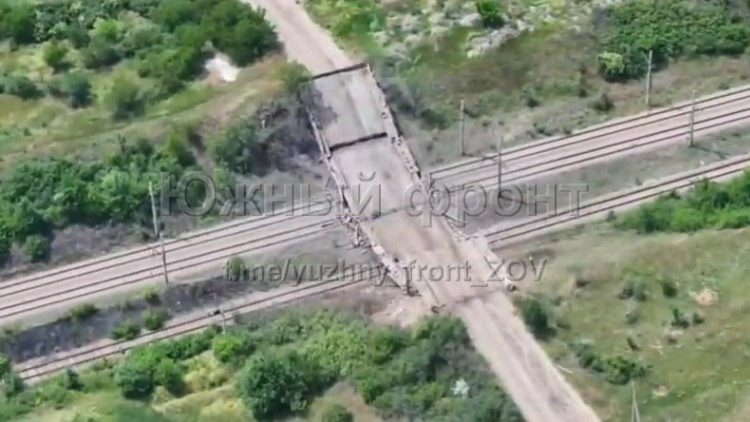 Российские военные взорвали мост, снабжающий боевиков ВСУ в Северске Российские военные взорвали мост, снабжающий боевиков ВСУ в Северске