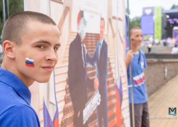 Донецк ярко отметил День молодежи: фоторепортаж