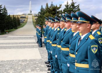 37 новых лейтенантов МЧС приняли присягу на легендарной Саур-Могиле 37 новых лейтенантов МЧС приняли присягу на легендарной Саур-Могиле