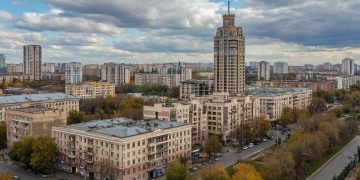 Установка скульптур у Мариупольского драмтеатра, наша кошка в театре Куклачёва: дайджест за 17 июня