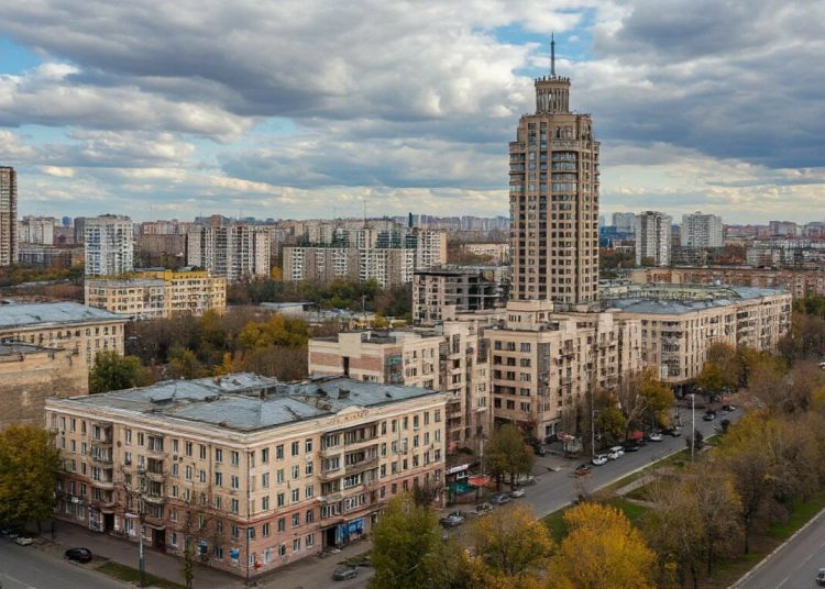 Установка скульптур у Мариупольского драмтеатра, наша кошка в театре Куклачёва: дайджест за 17 июня