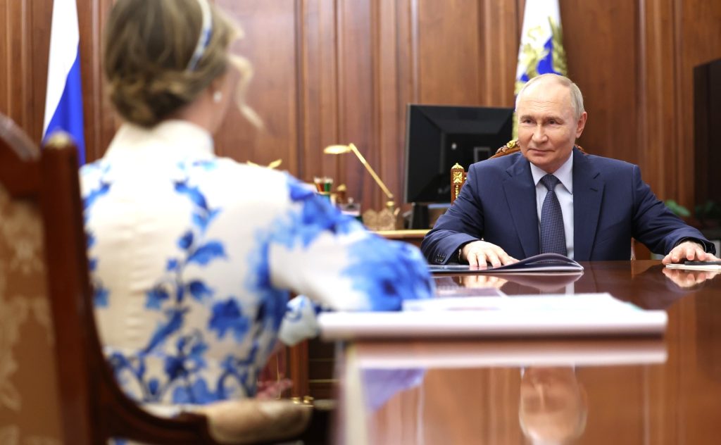 Владимир Путин поддержал создание службы помощи семьям