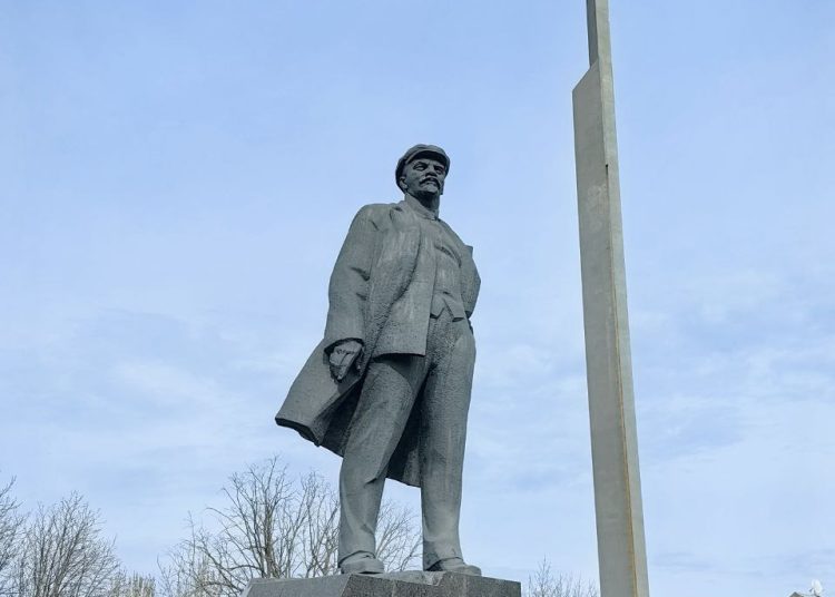 Донецку предложили снести памятник Ленина и переименовать площадь Донецку предложили снести памятник Ленина и переименовать площадь