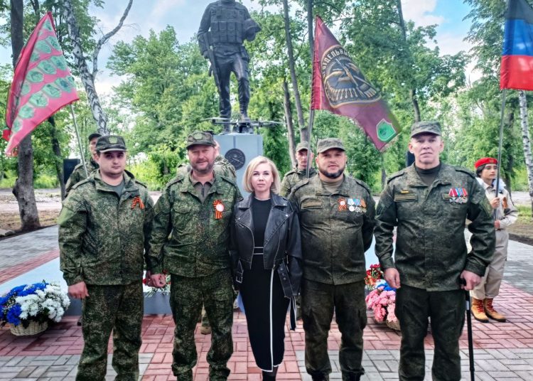 Суровый взгляд в вечность: в Волновахе открыли памятник бойцам 91-полка