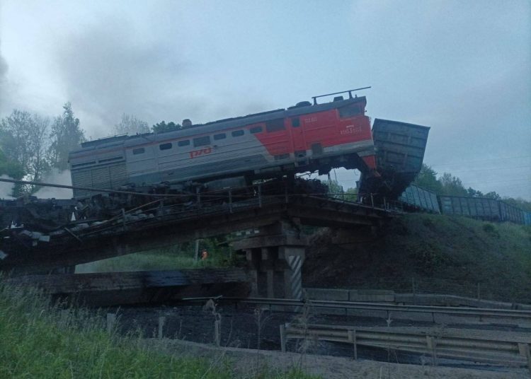 В Курской области взорван железнодорожный мост: грузовой поезд сошел с рельсов