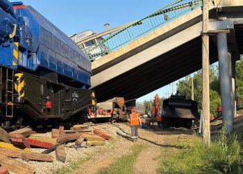Брянский губернатор сообщил о подрыве моста, обрушившегося на пассажирский поезд