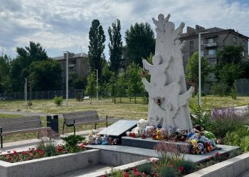 В Луганске почтили память детей, ставших жертвами украинской агрессии