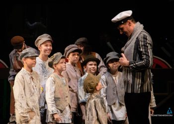 Премьера «Двенадцати стульев» в Донецком МДТ: яркое воплощение классики