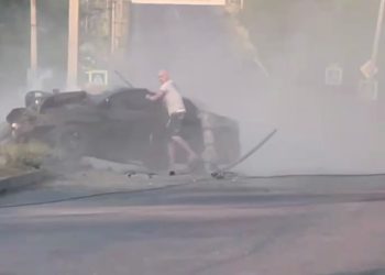 В Донецке девушка на авто снесла фонарный столб