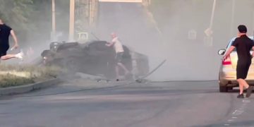 В Донецке девушка на авто снесла фонарный столб