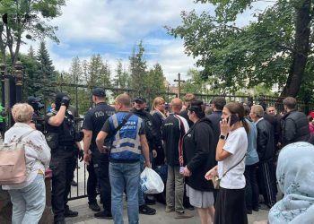 «Первая молитва» через погром? ПЦУ «благословила» нападение на храм УПЦ в Черновцах