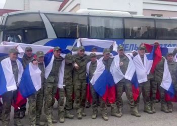 «Мы дома!»: Минобороны показало кадры встречи российских военных после обмена