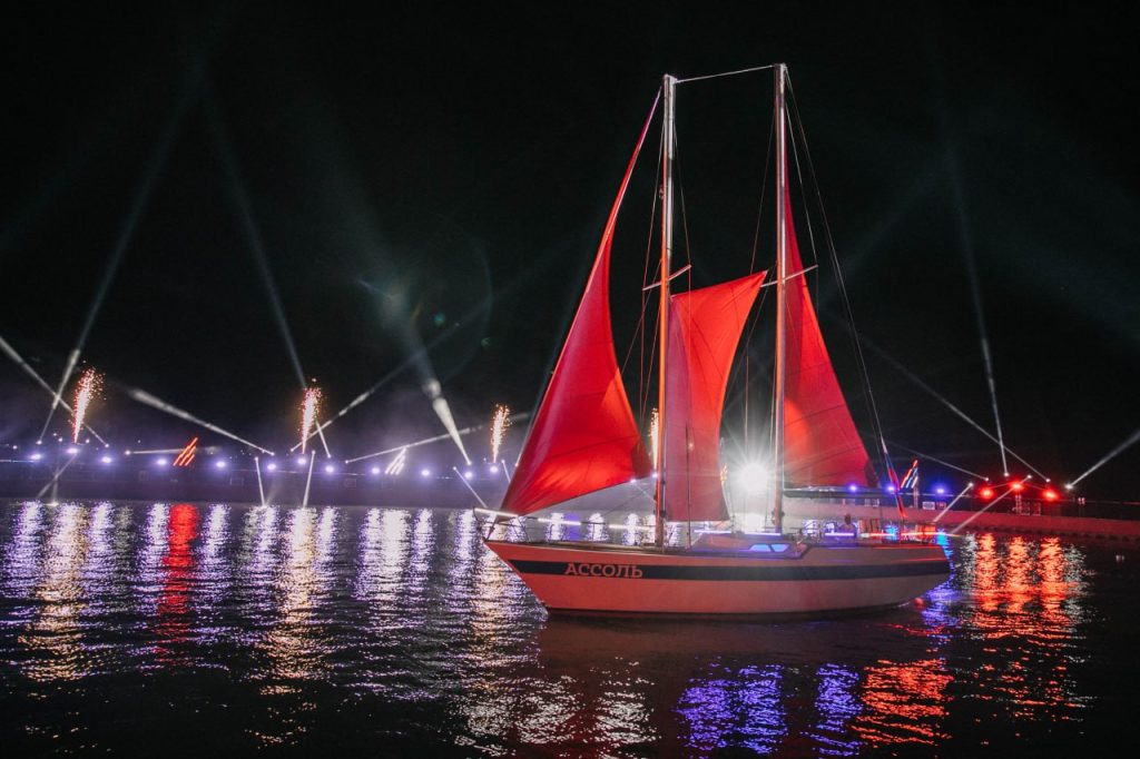 Донецк чтит память, а "Феникс" мучает очередями: дайджест за 22 июня