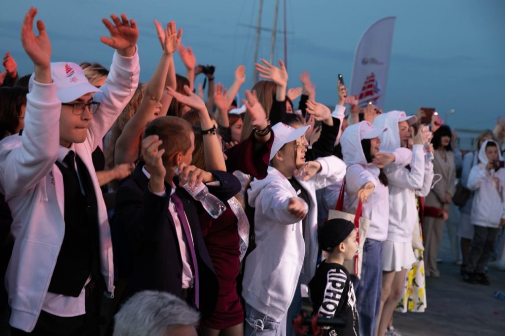 Донецк чтит память, а "Феникс" мучает очередями: дайджест за 22 июня