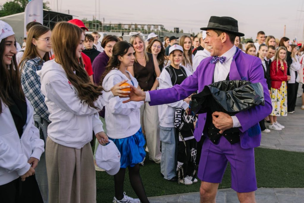 Донецк чтит память, а "Феникс" мучает очередями: дайджест за 22 июня