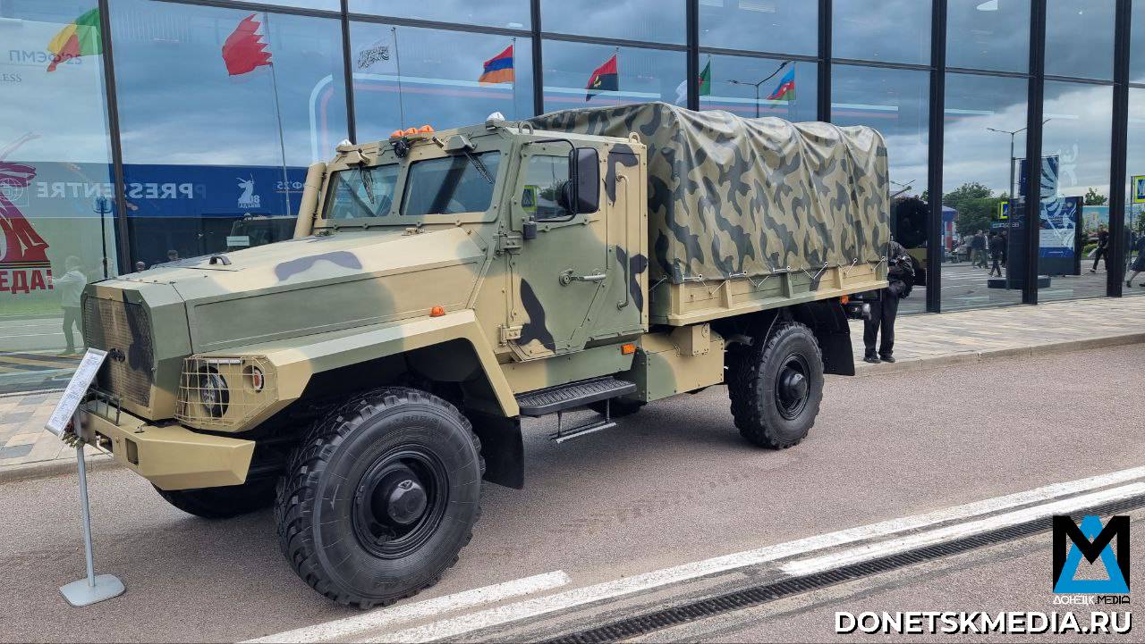 На ПМЭФ-2025 представили 3 образца новых современных бронеавтомобиля