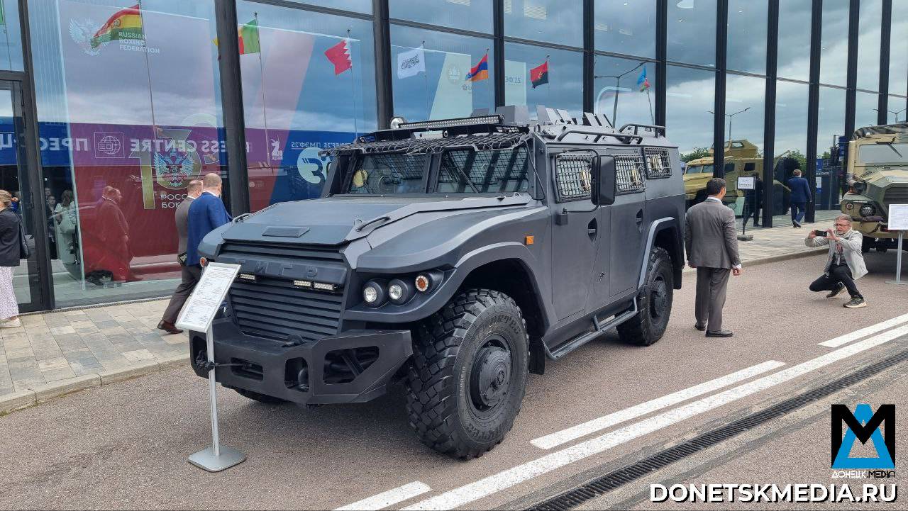 На ПМЭФ-2025 представили 3 образца новых современных бронеавтомобиля