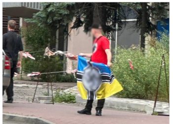 Позорный перформанс: В Киеве иностранцы размахивали нацистской символикой