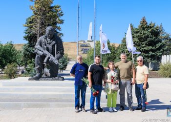 "Это как «Дом Павлова» в Сталинграде, как Брестская крепость". На Саур-Могиле почтили память героев легендарного батальона «Восток» «Это как «Дом Павлова» в Сталинграде, как Брестская крепость». На Саур-Могиле почтили память героев легендарного батальона «Восток»