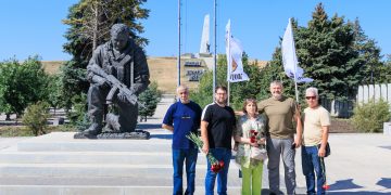 "Это как «Дом Павлова» в Сталинграде, как Брестская крепость". На Саур-Могиле почтили память героев легендарного батальона «Восток» «Это как «Дом Павлова» в Сталинграде, как Брестская крепость». На Саур-Могиле почтили память героев легендарного батальона «Восток»