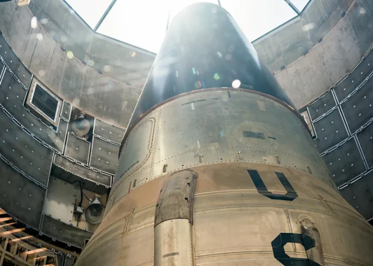 Ядерный щит дал трещину: США не могут заменить ракеты, а Китай наращивает арсенал