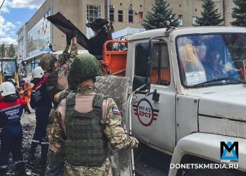 Молодёжка Народного фронта в Донецке помогает ликвидировать последствия ракетной атаки Молодёжка Народного фронта в Донецке помогает ликвидировать последствия ракетной атаки